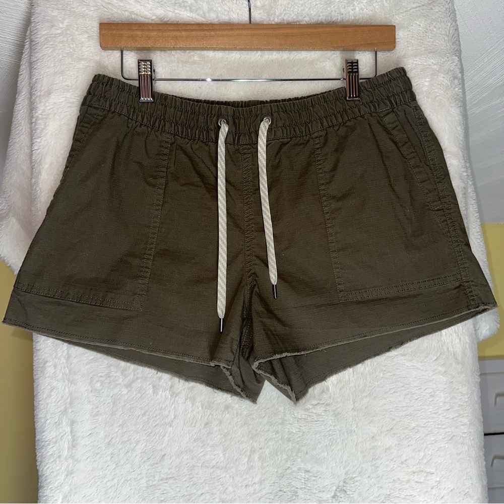 Vuori Shorts Women's M Green Ripstop Shorts Dark Oregano Drawstring Athleisure